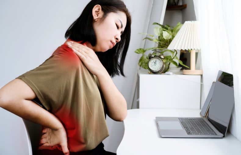 なぜデスクワークは肩こり・腰痛を引き起こすのか?