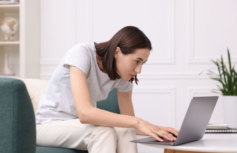 【デスクワーク必見】腰痛・肩こり解消における、ピラティスとヨガのアプローチの違い