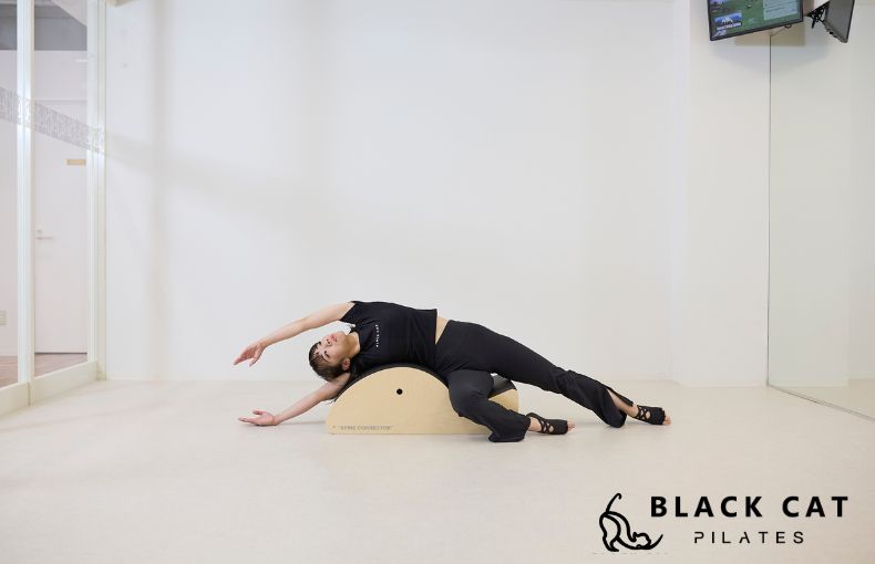  なぜ猫背・反り腰にはピラティスが選ばれるのか？骨格矯正のメカニズム
