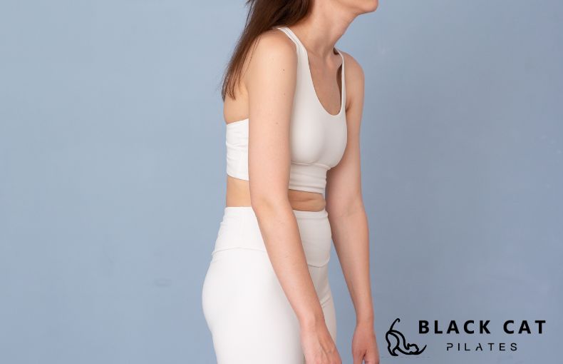 Vネックが似合わない？大人のデコルテを隠す「猫背」の罠