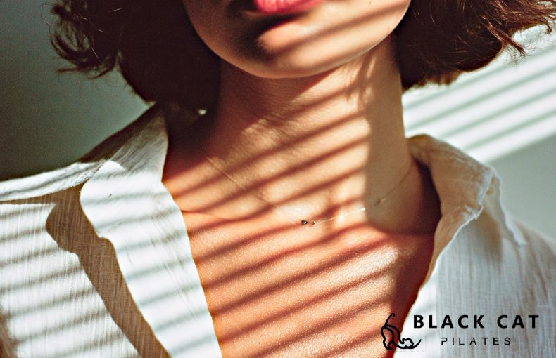 ピラティススタジオ BLACK CAT 京都四条烏丸店で始める、春のデコルテ美人習慣