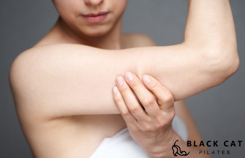 そのたるみ、脂肪のせいじゃない?二の腕を太くする「巻き肩」の真実